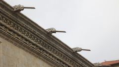 G�rgolas con tubos en el Hostal dos Reis Cat�licos