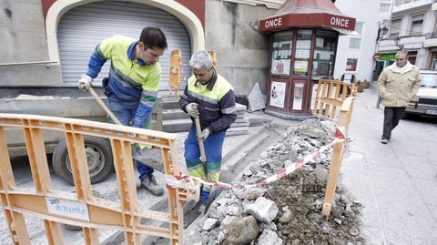 Personal de Aqualia repara una aver�a frente a la plaza de abastos