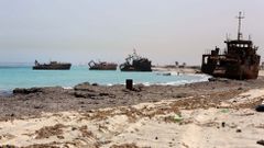 Barcos naufragados en Zuara, desde donde muchos inmigrantes tratan de huir de �frica. 