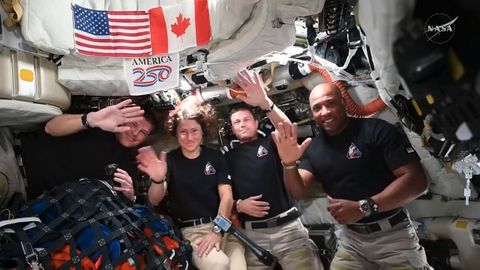 Los astronautas de la misi�n Artemis II durante su conversaci�n con Donald Trump este martes de madrugada