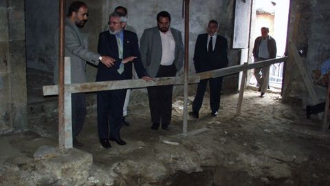 El rector de la USC en el año 2000, Darío Villanueva, con el arqueólogo Celso Rodríguez viendo el yacimiento