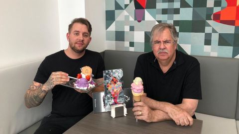 Matias y su padre, el alemán Manfred Heuberger, de la heladería Playasada