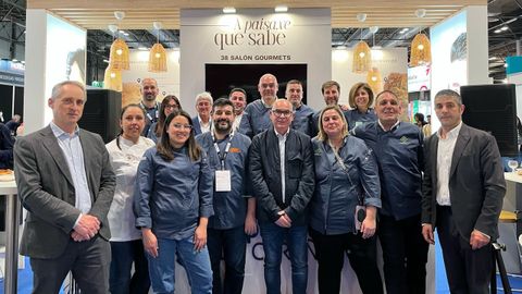El vicepresidente de la Deputaci�n Xos� Regueira con representantes del ente provincial en el Sal�n Gourmets el pasado a�o
