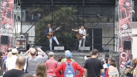 Sesin verm del Morria Fest en la playa de Riazor con Os Pieiros