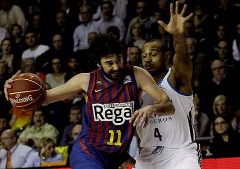 Juan Carlos Navarro, frente a Dontaye Draper.