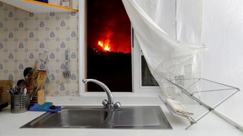 Vista del volcn, desde la cocina de una vivienda de La Palma