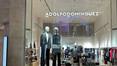 Escaparate de la nueva tienda de Adolfo Domnguez en el Carrousel du Louvre, el centro comercial que acoge la pirmide invertida del museo parisino