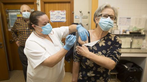 Una vecina de Laxe (A Coru�a) durante la administraci�n de la vacuna de la gripe de la campa�a pasada