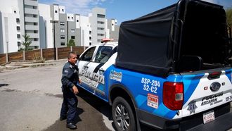 Un agente de polic�a vigila el apartamento donde se hallaron los cad�veres de Jonathan Mel�ndez y su familia