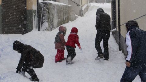 Jugando con la nieve en Pedrafita
