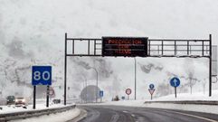 Imagen de la autopista del Huerna que une Asturias con Le�n y que sigue en nivel de alerta verde, despu�s de que esta ma�ana haya estado cerrada durante varias horas al tr�fico de veh�culos pesados e incluso para turismos y autobuses que no llevaran neum�ticos de invierno.