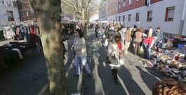Potenciales clientes callejeando ayer entre los puestos del mercadillo, en el que conviven puestos legales e ilegales. 
