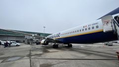 Un avi�n de Ryanair, llegado hace tres d�as a Santiago desde Stansted, con numerosos emigrantes y visitantes de la zona a bordo, pero muy lejos de las rutas diarias con Suiza.