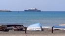 El barco con los pasajeros infectados, al fondo, en una imagen tomada desde Cabo Verde