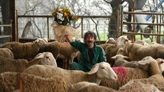 Luis Zahera celebra a concesin da Medalla ao Mrito das Belas Artes durante a gravacin en Galicia da serie Animal salvaje, de Alea Media e Netflix