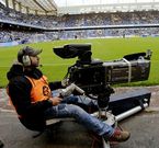 En la imagen, un c�mara de televisi�n durante un partido disputado en el estadio de Riazor.