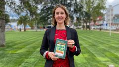 Elena L�pez, concejala de Turismo, muestra un ejemplar de la gu�a