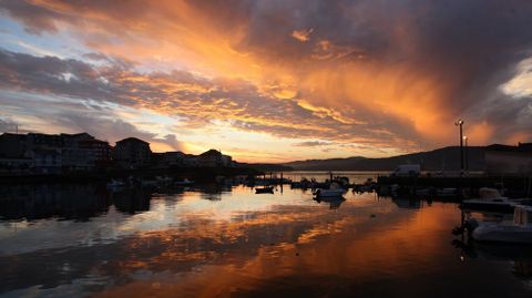 Amanecer desde el puerto de Camariñas.
