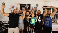 Familia gitana que se cort� el pelo para solidarizarse y darle �nimo a�Amaya, mujer, madre, abuela, hermana o sobrina de todos ellos, que padece un c�ncer.