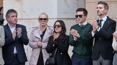 La mujer y los hijos del exalcalde de Gand�a, Arturo Torr�, durante el minuto de silencio convocado por el Ayuntamiento