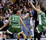 Dani Rodr�guez, entre dos jugadores del Huesca.