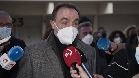 El presidente de UPN, Jos� Javier Esparza, atiende  a los medios de comunicaci�n, a su llegada a la sede de Uni�n del Pueblo Navarro (UPN)