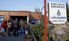 Padres a las puertas de la guarder�a de Eduardo Pondal, en una imagen de archivo.