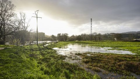 El paseo de A Tafona suele cerrarse al tr�nsito peatonal cuando hay crecidas de los r�os Umia y Berma�a, en Caldas