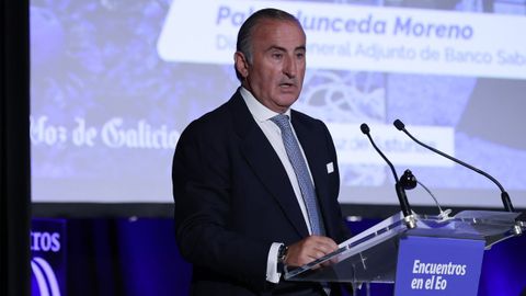 El director general adjunto del Banco Sabadell, Pablo Junceda, durante su intervenci�n en la octava edici�n de los Encuentros en el Eo