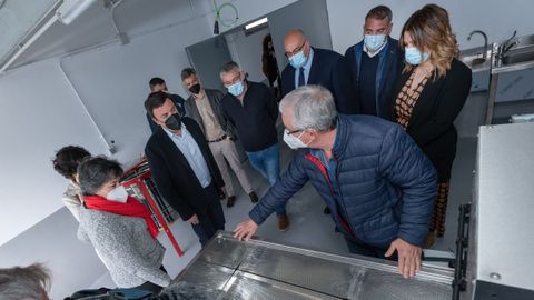 El presidente de la Diputaci�n, los alcaldes de Moeche, San Sadurni�o, Valdovi�o y Cerdido, y concejales, en la visita de ayer al centro