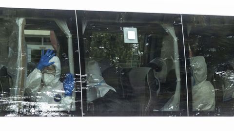 Ciudadanos espa�oles que se encontraban en el crucero, el pasado domingo siendo trasladados en autob�s desde la base a�rea de Torrej�n hasta el G�mez Ulla.