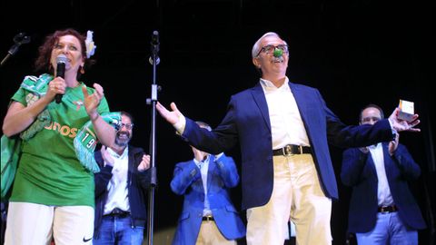 La pregonera Marián Bañobre y el presidente del Racing, José Criado, con una nariz de payaso