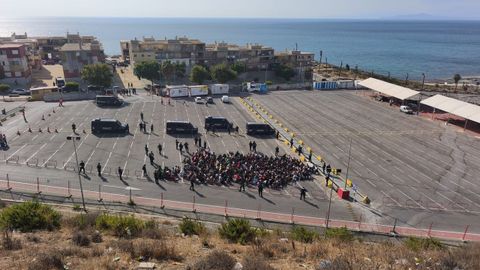 Migrantes desalojados de la playa del Trampol�n esperan a ser realojados 