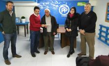 Bouza y Rivera, en el centro, junto a otros ediles del PP. 
