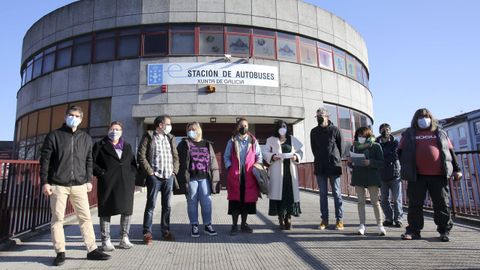 En la foto, integrantes de la plataforma acompaados de polticos y sindicalistas