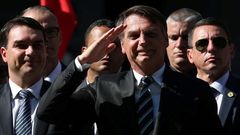 Jair Bolsonaro y, a la izquierda, su hijo Flavio, en un acto celebrado en mayo