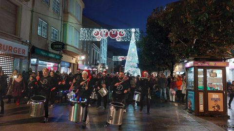 El grupo Baturruka desfil� por la calle Cardenal tras el encendido de las luces