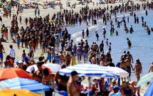 El calor se not� m�s ayer en el sur; en la foto, la playa de Samil hasta la bandera. 