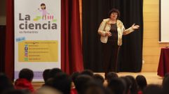 La investigadora de la UVigo �frica Gonz�lez en el CPR Sagrado Coraz�n Placeres, durante una actividad de Prensa-Escola, de La Voz de Galicia y Viaqua