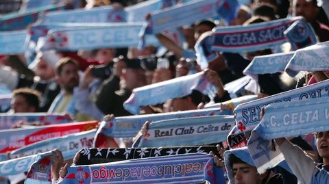Aficionados del Celta en un partido en Bala�dos.