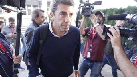 Carlos Maz�n, llegando este domingo al Centro de Coordinaci�n de Emergencias, en Valencia