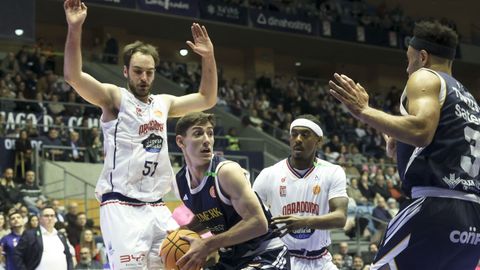 Gal�n y Speight, en una acci�n defensiva ante el Oviedo