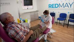 Los vecinos de Fornelos de Montes recibieron la visita de pod�logos,  �pticos y psic�logos del servicio RedMay de la Xunta