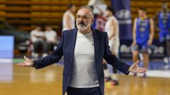 Moncho L�pez dirigi�ndose a sus jugadores en el Pazo