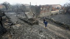 Aspecto del pueblo de Budin, ayer por la maana, el ms afectado por el incendio.