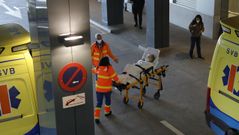 Ambulancias en la puerta de entrada de Urgencias del Chuac