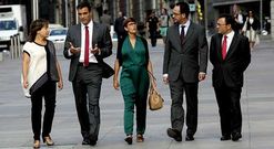 La portavoz del PSOE en la Euroc�mara, Iratxe Garc�a; Pedro S�nchez; la portavoz en el Senado, Mar�a Victoria Chivite; el del Congreso, Antonio Hernando; y el secretario del grupo en el Congreso, Miguel Heredia. 