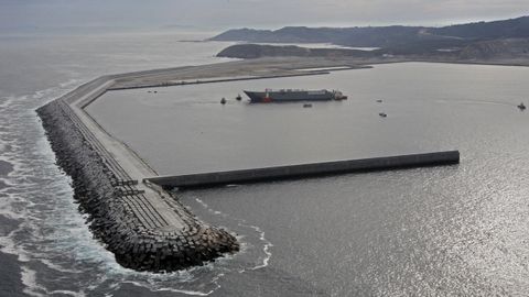 Agosto del 2012. Terminadas las principales obras, Langosteira fue escenario de la carga y embarque del buque Canberra, construido en Ferrol y destinado a la Marina de Australia.