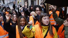 Miembros del Sindicato de Inquilinas protestan, llave en mano, para impedir un desahucio en Madrid