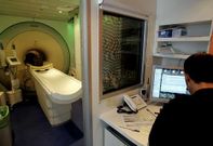 El autob�s que recala actualmente en el complejo sanitario de Oleiros incorpora un sistema de comunicaci�n directa con Vigo.